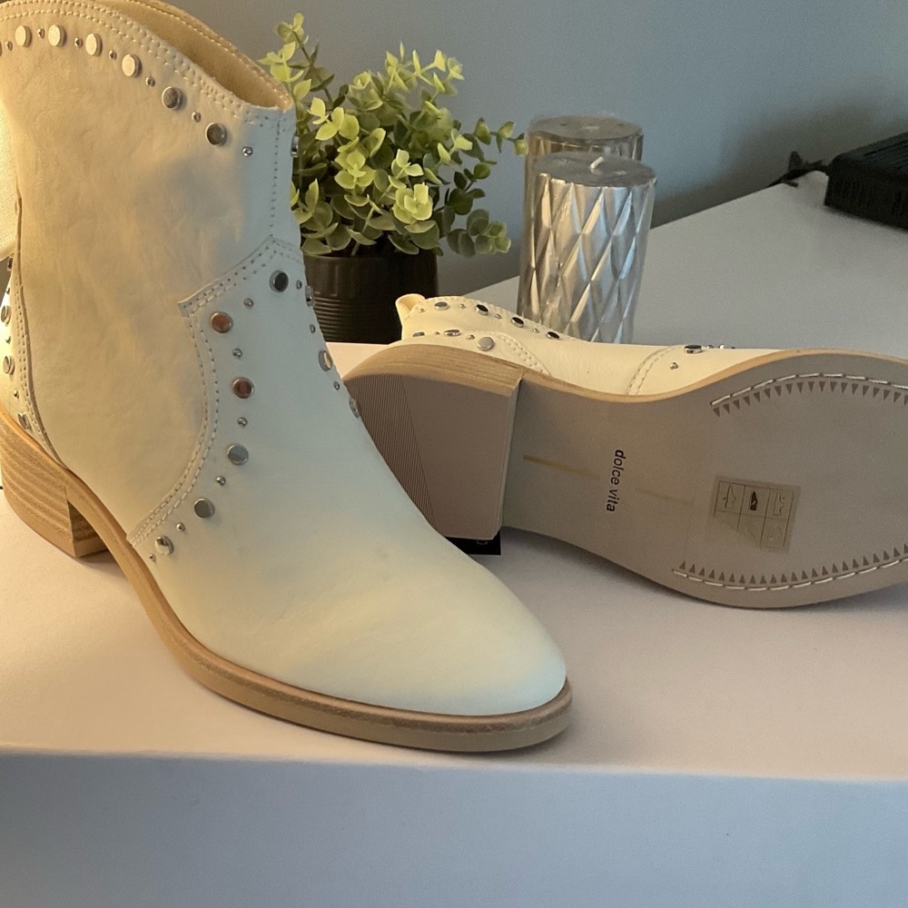 NWT’s DOLCE VITA SIZE 6 off white with silver studs are beauties! - Picture 4 of 9